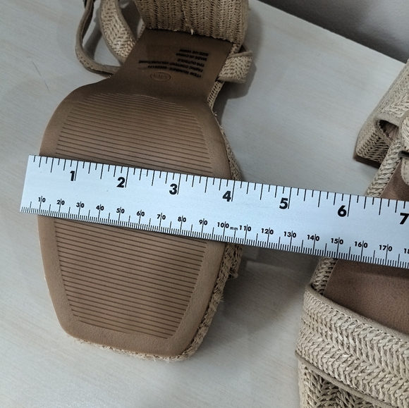 Torrid woven strap sandals 10 wide NWOT - Picture 8 of 8